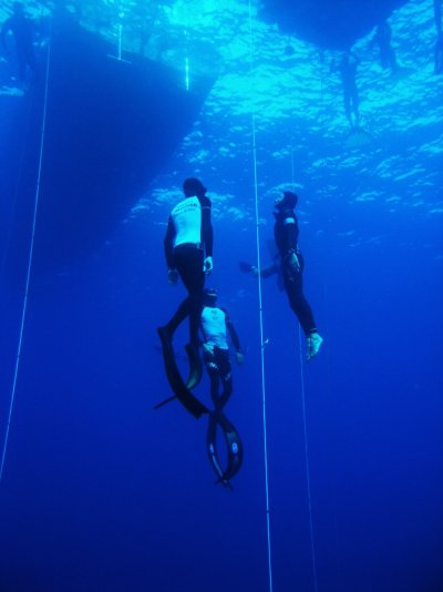 Down to 75 meters and back without fins